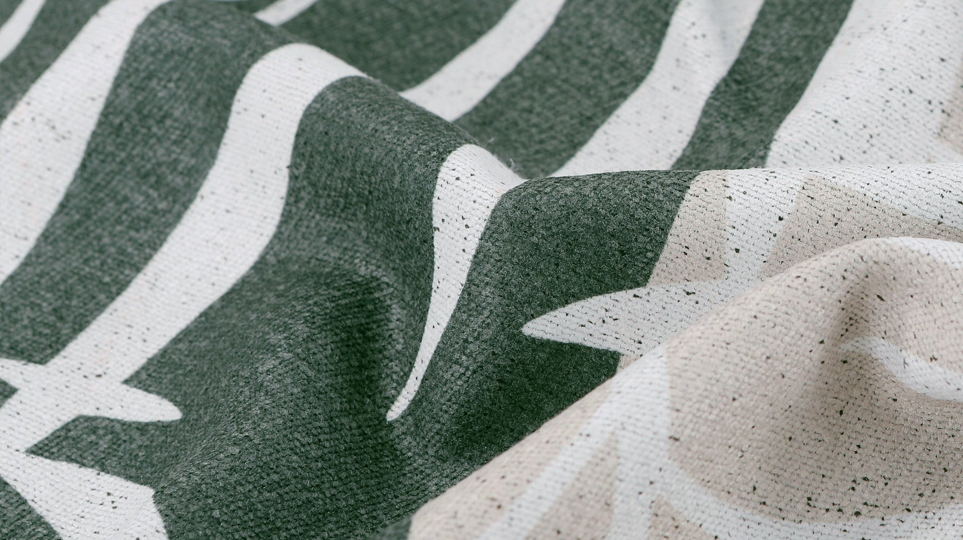 マイクロファイバービーチタオルとは?特徴と選び方を解説