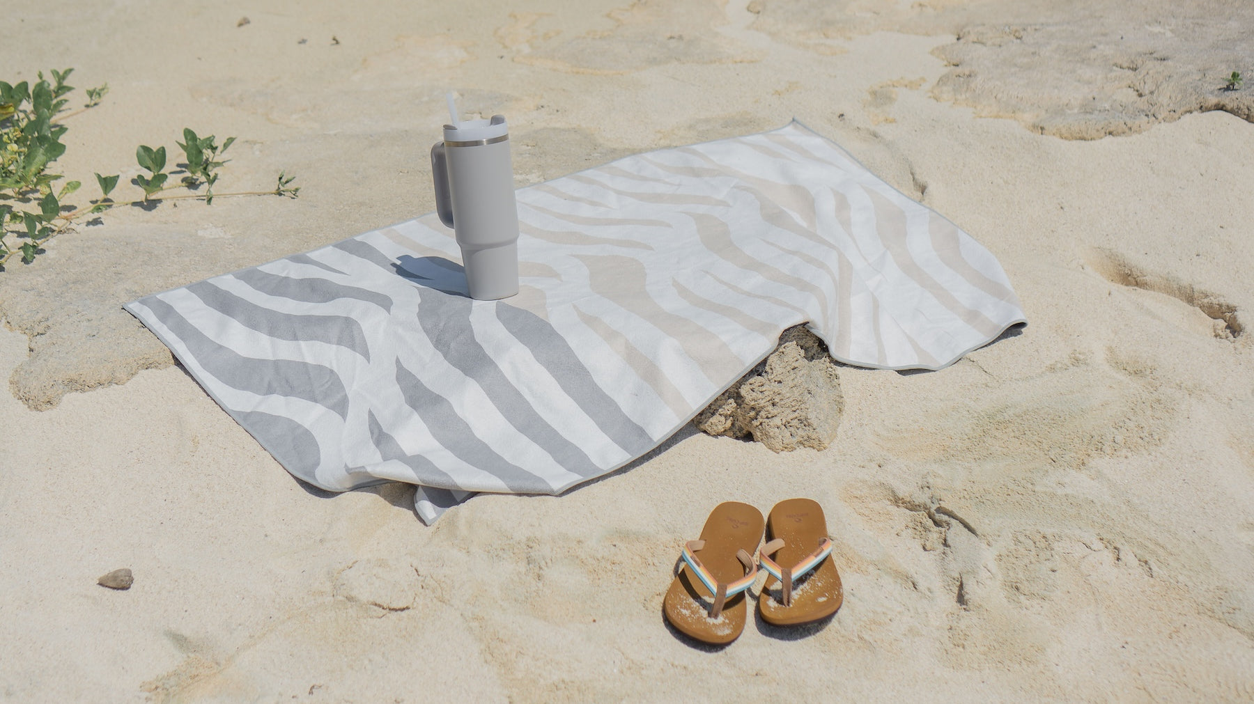 【保存版】砂がつかないビーチタオルの選び方|素材と技術を徹底解説