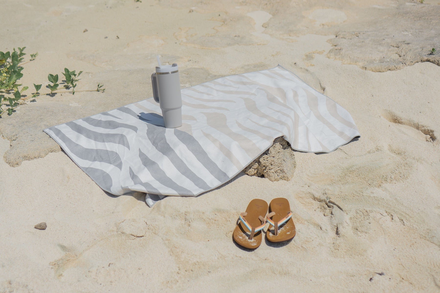 【保存版】砂がつかないビーチタオルの選び方|素材と技術を徹底解説