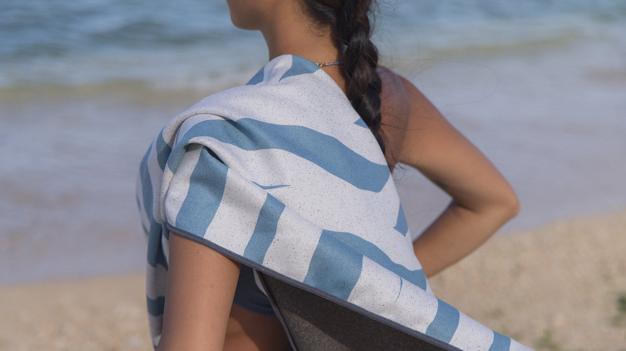 ビーチタオルとバスタオルの違い|機能と素材を徹底比較