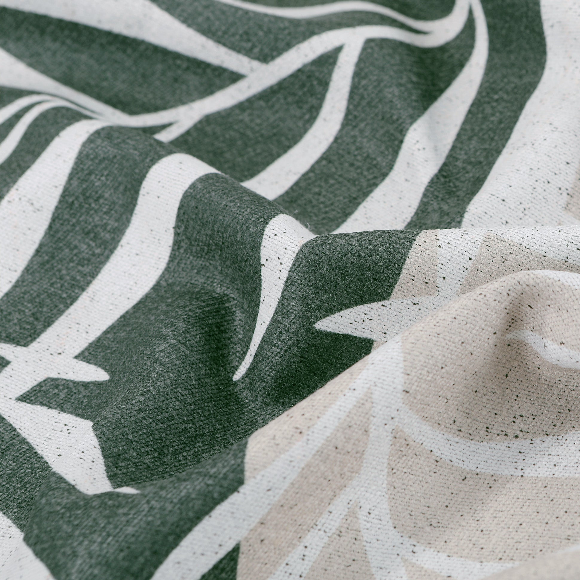 マイクロファイバービーチタオルとは？特徴と選び方を解説