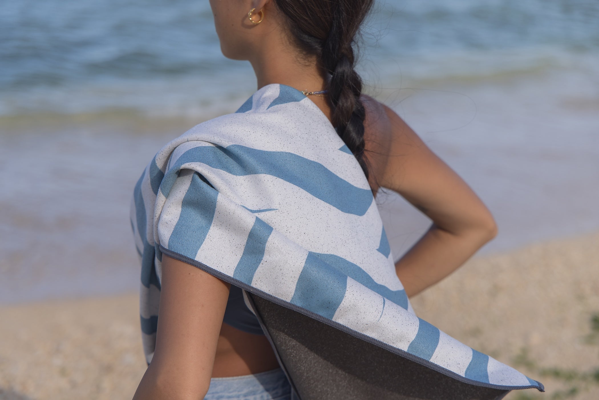 ビーチタオルとバスタオルの違い｜機能と素材を徹底比較