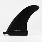 サーフボード用の黒いフィンが白い背景に置かれている